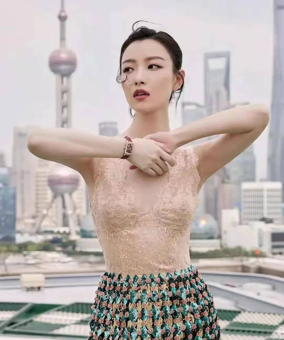 倪妮的大胆尝试，大尺度照片背后的艺术与勇气