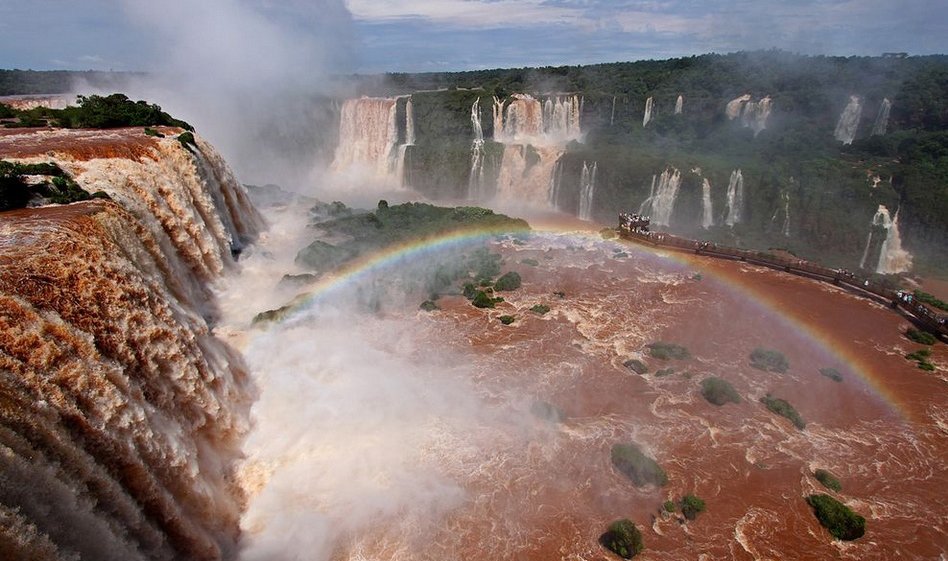 探索自然的奇观，世界上最宽的瀑布