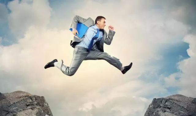 大角牛向前冲，勇气与坚持的力量