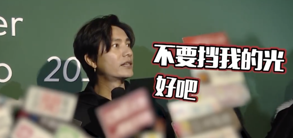 记者翻白眼，媒体素养与专业操守的挑战