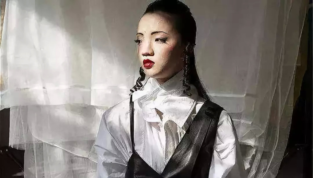 日本混血模特的多元魅力，时尚界的新宠与文化融合的典范