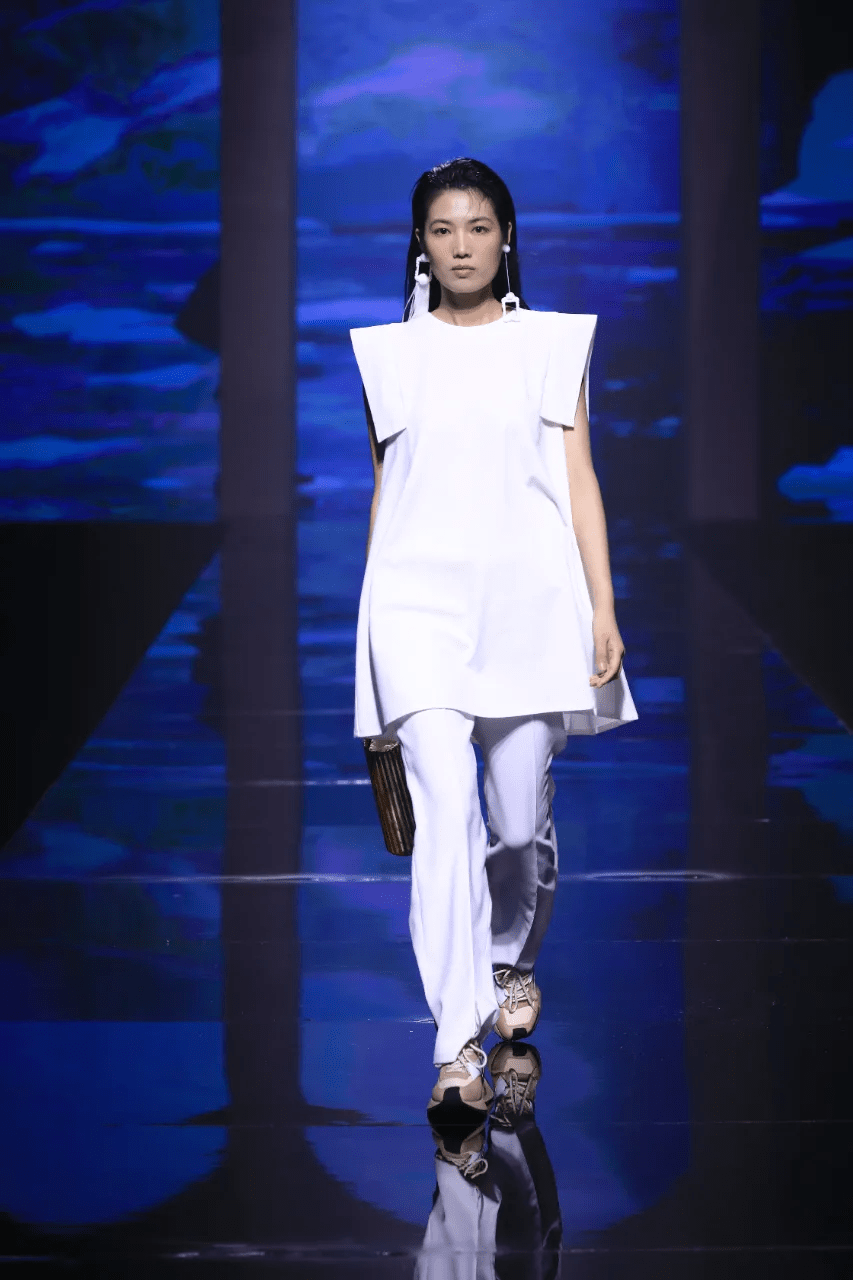 QQ时尚都市穿搭指南：解决年轻人数字与现实融合的时尚困惑