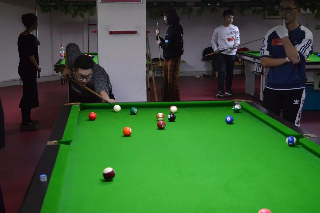 台球大师速成秘籍：从零到精通的精准击球与战术布局全攻略