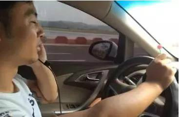 微信车载版安全驾驶指南：告别开车分心，语音操作更便捷