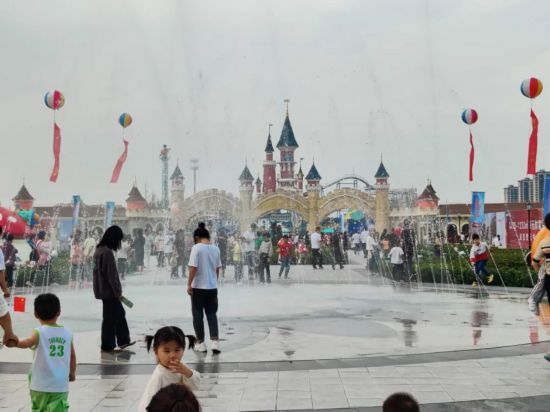 彩虹城堡：探索童话与现实交织的梦幻圣地，唤醒内心的魔法与冒险