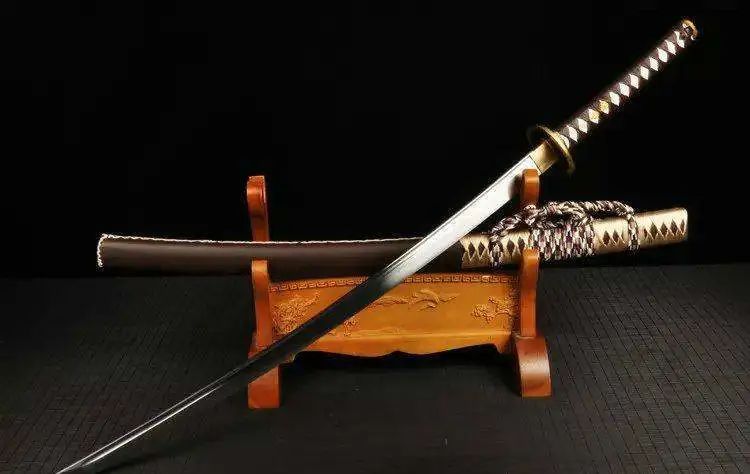 轻灵佩剑选购与使用全攻略：从材质挑选到实战技巧，助你轻松掌握剑术精髓