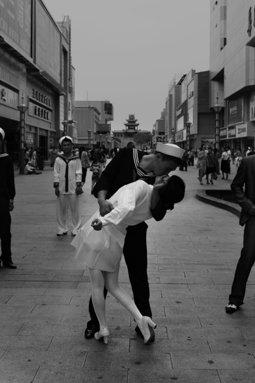 胜利之吻：揭秘二战结束经典照片背后的历史瞬间与拍摄技巧