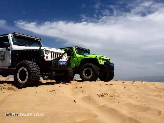 沙漠越野车终极指南：从入门到精通，轻松征服沙海，避免陷车风险