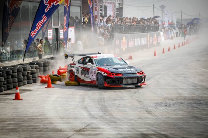 世界汽车拉力锦标赛：揭秘顶级赛车极限漂移与团队制胜秘诀